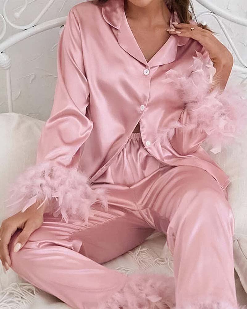 Doce Conforto - Look com Plumas em Seda Fria