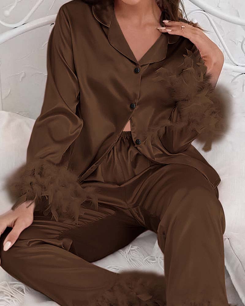 Doce Conforto - Look com Plumas em Seda Fria