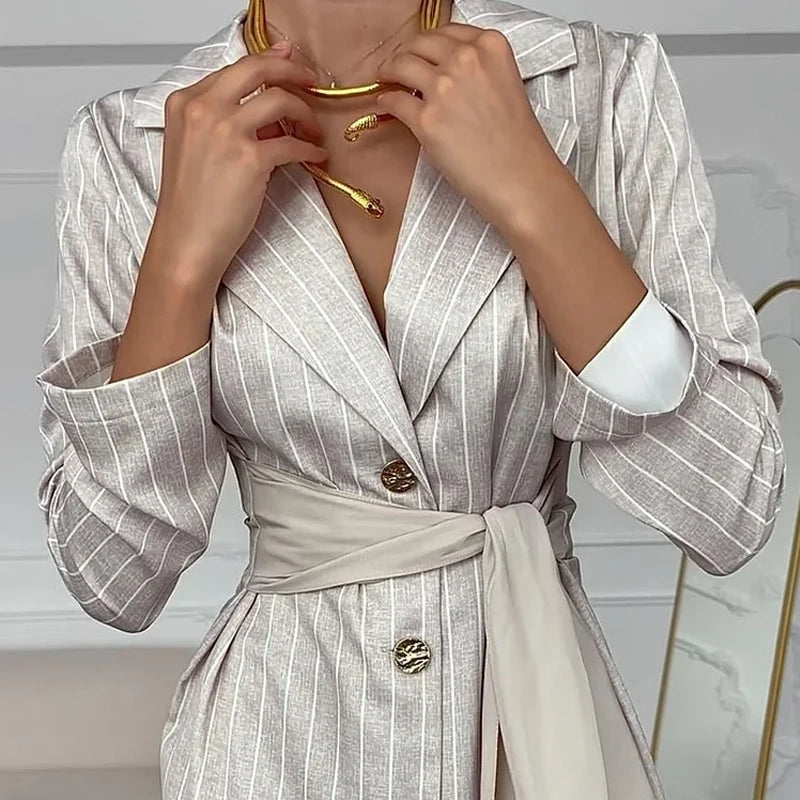 Conjunto Clássico com Toque Moderno – Blazer Longo e Calça Solta com Listras
