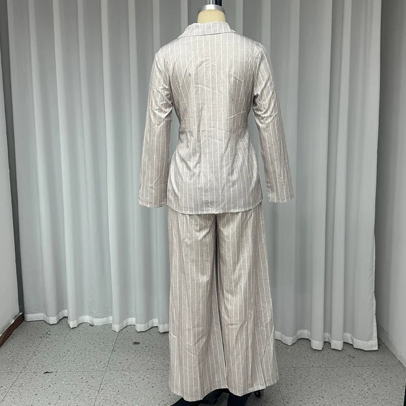 Conjunto Clássico com Toque Moderno – Blazer Longo e Calça Solta com Listras