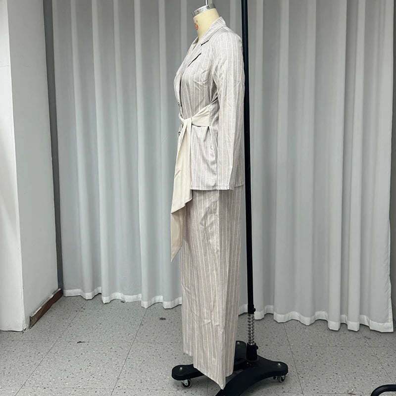 Conjunto Clássico com Toque Moderno – Blazer Longo e Calça Solta com Listras