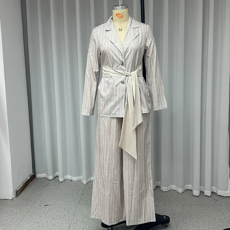Conjunto Clássico com Toque Moderno – Blazer Longo e Calça Solta com Listras